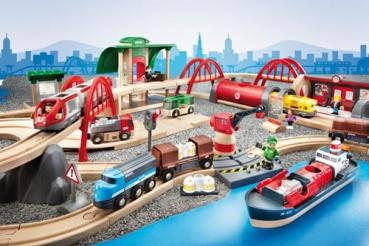 Brio World Eisenbahn Set Straßen und Schienen Bahn Set Deluxe 16 Teile 33052