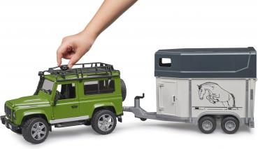 Bruder Spielfahrzeug Offroad Land Rover Defender St. Wagon + Pferdeanhänger mit 1 Pferd 02592
