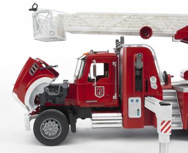 Bruder Spielfahrzeug Feuerwehr MACK Granite Feuerwehr mit Drehleiter, Wasserpritze, L+S Modul 02821