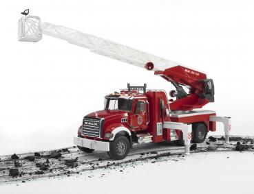 Bruder Spielfahrzeug Feuerwehr MACK Granite Feuerwehr mit Drehleiter, Wasserpritze, L+S Modul 02821