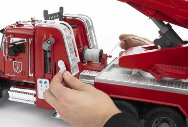Bruder Spielfahrzeug Feuerwehr MACK Granite Feuerwehr mit Drehleiter, Wasserpritze, L+S Modul 02821