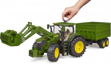 Bruder Spielfahrzeug Traktor John Deere 7R 350, Frontlader + Tandemachstransportanhänger 03155
