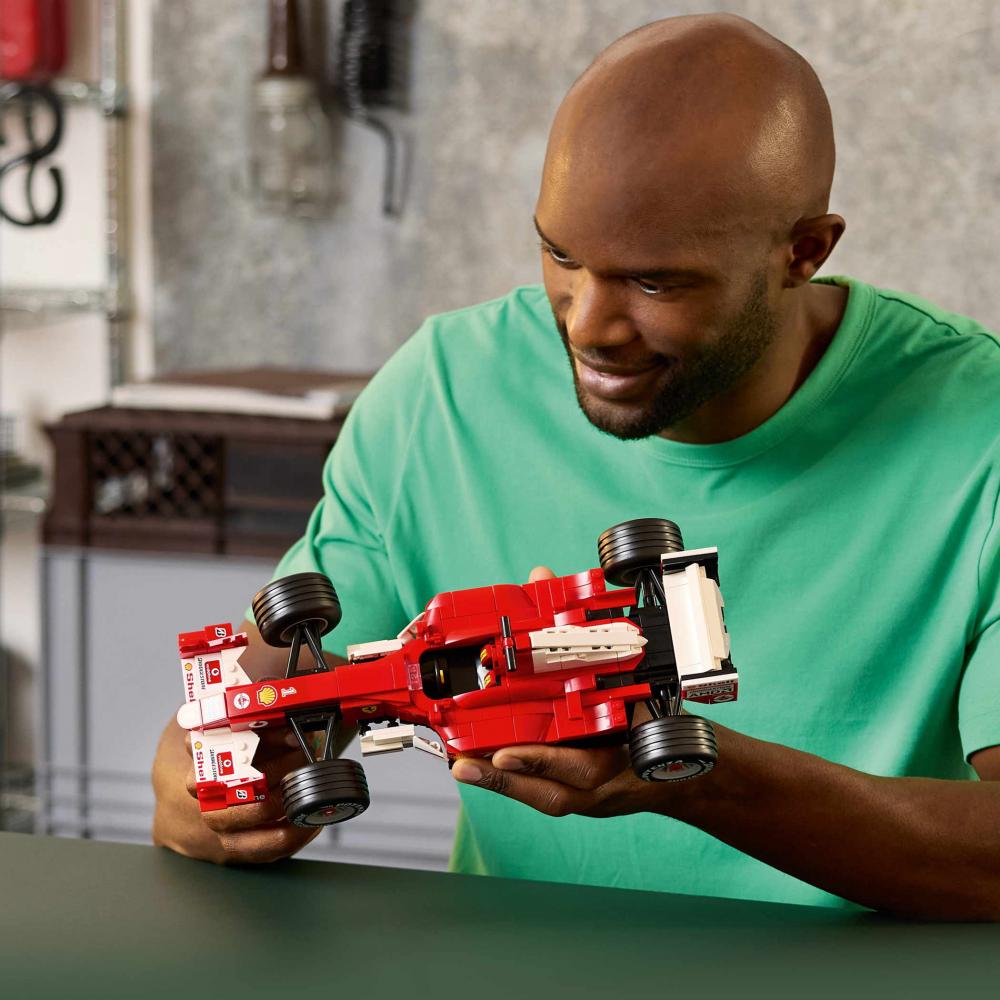 LEGO® Icons Ferrari F2004 und Michael Schumacher 735 Teile 11375