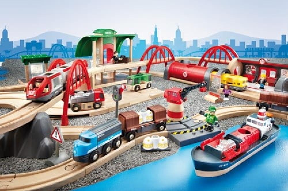 Brio World Eisenbahn Set Straßen und Schienen Bahn Set Deluxe 16 Teile 33052