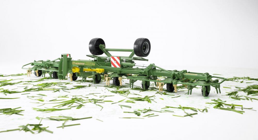 Bruder Spielfahrzeug Landwirtschaft Anhänger Krone Zettwender KWT 8.82 02224
