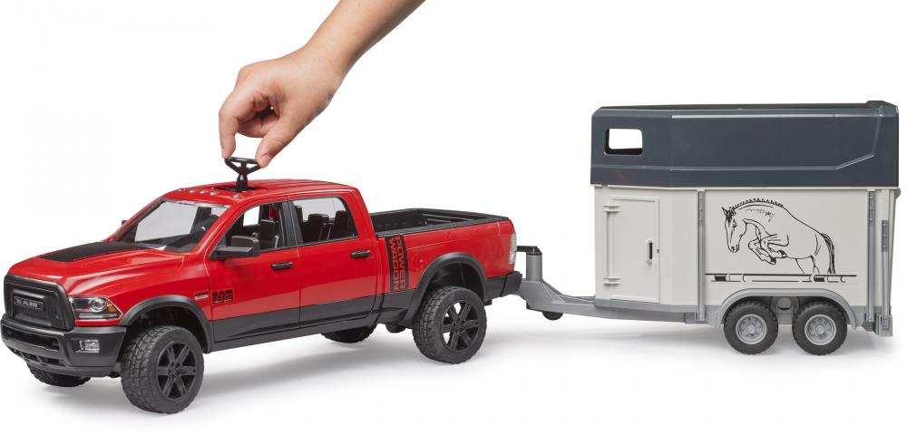 Bruder Spielfahrzeug Freizeit Offroad RAM 2500 Power Wagon + Pferdeanhänger mit 1 Pferd 02501