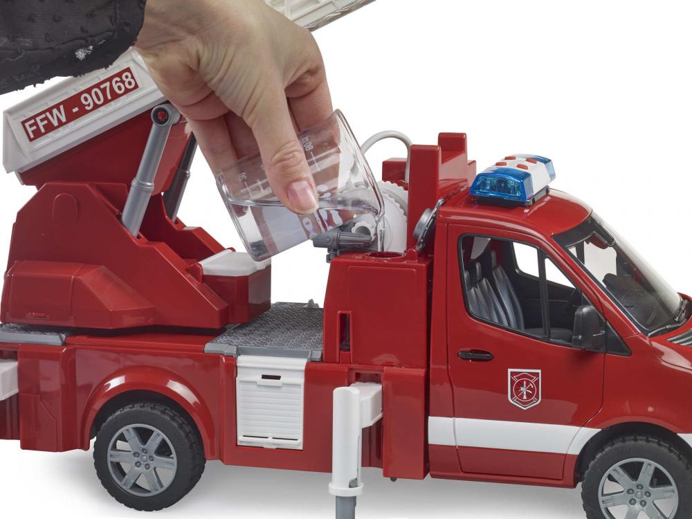 Bruder Spielfahrzeug Feuerwehr MB Sprinter Feuerwehr Drehleiter, Pumpe und L+S Modul 02673