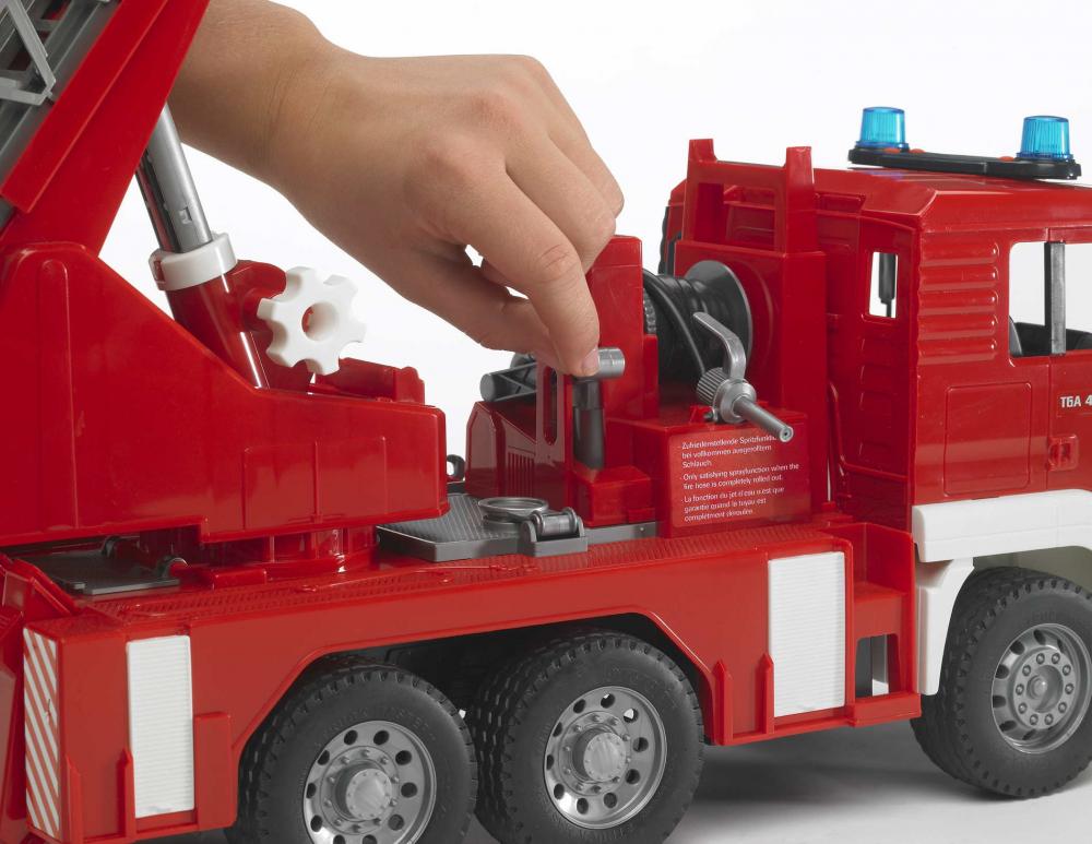Bruder Spielfahrzeug Feuerwehr MAN TGA Feuerwehr Drehleiter Wasserpumpe und L+S Modul 02771