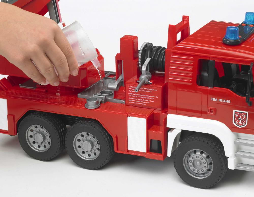 Bruder Spielfahrzeug Feuerwehr MAN TGA Feuerwehr Drehleiter Wasserpumpe und L+S Modul 02771