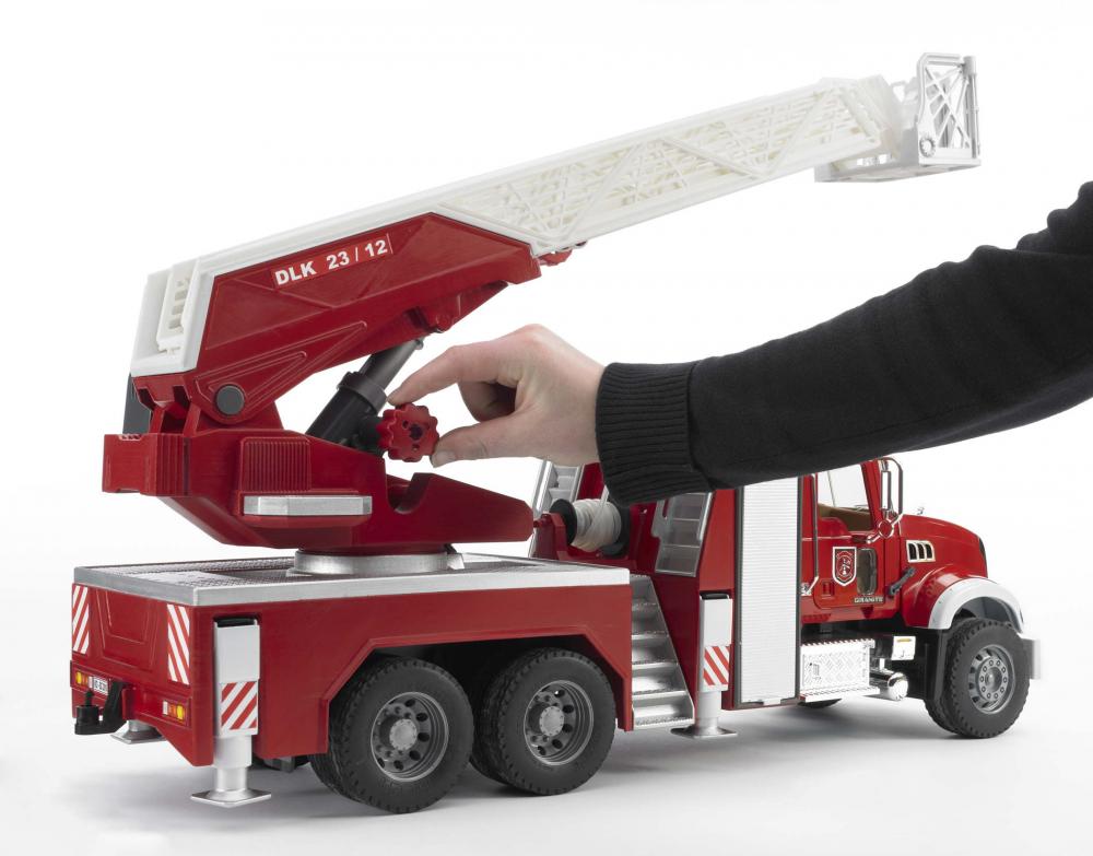 Bruder Spielfahrzeug Feuerwehr MACK Granite Feuerwehr mit Drehleiter, Wasserpritze, L+S Modul 02821