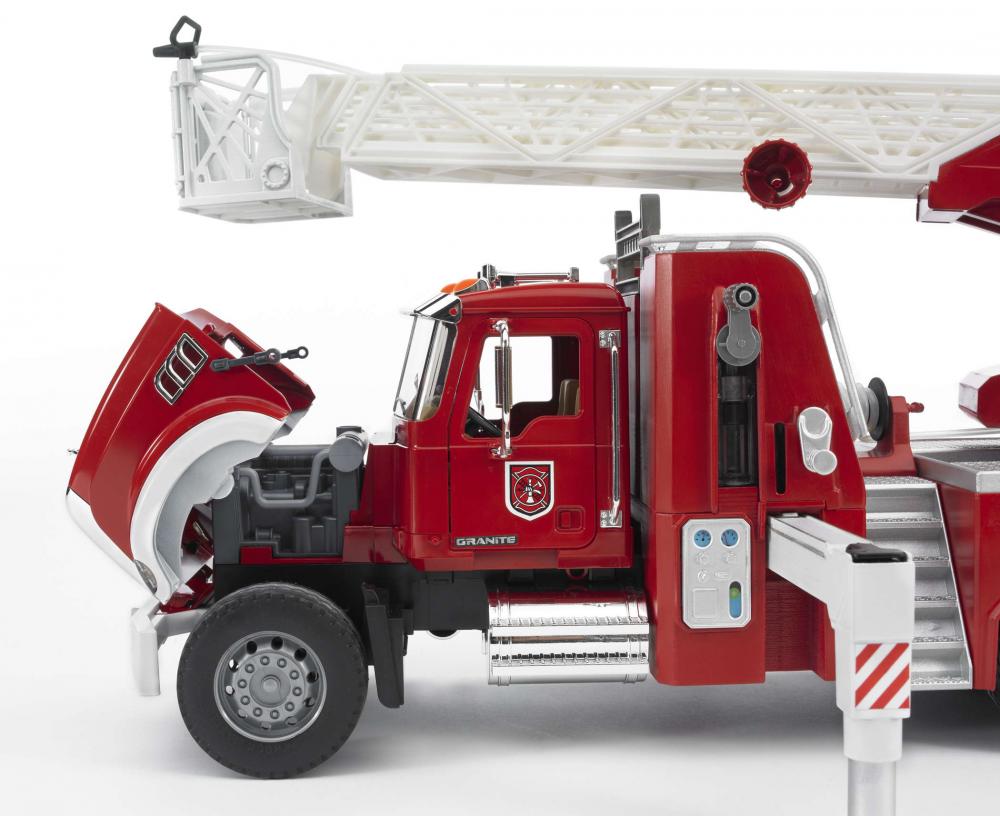Bruder Spielfahrzeug Feuerwehr MACK Granite Feuerwehr mit Drehleiter, Wasserpritze, L+S Modul 02821