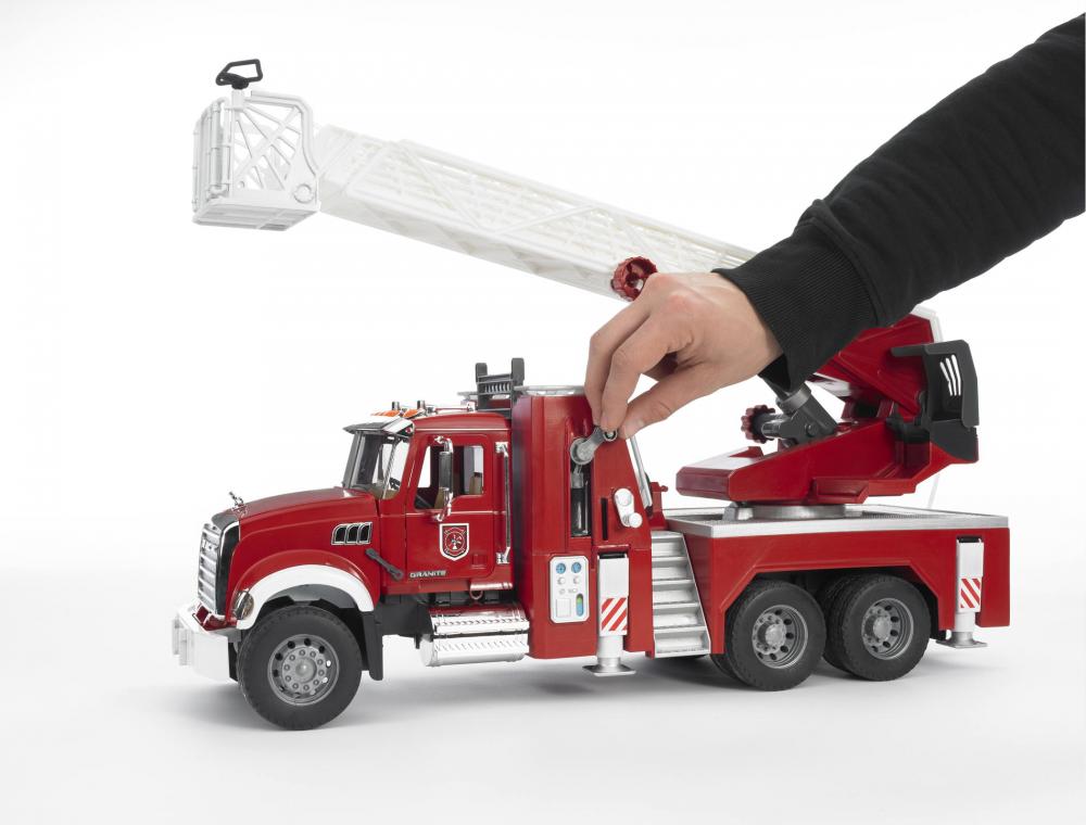 Bruder Spielfahrzeug Feuerwehr MACK Granite Feuerwehr mit Drehleiter, Wasserpritze, L+S Modul 02821