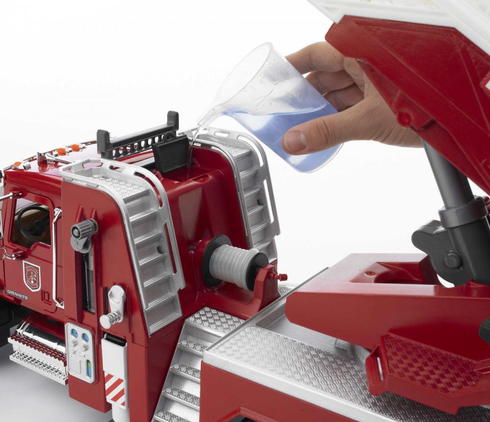 Bruder Spielfahrzeug Feuerwehr MACK Granite Feuerwehr mit Drehleiter, Wasserpritze, L+S Modul 02821
