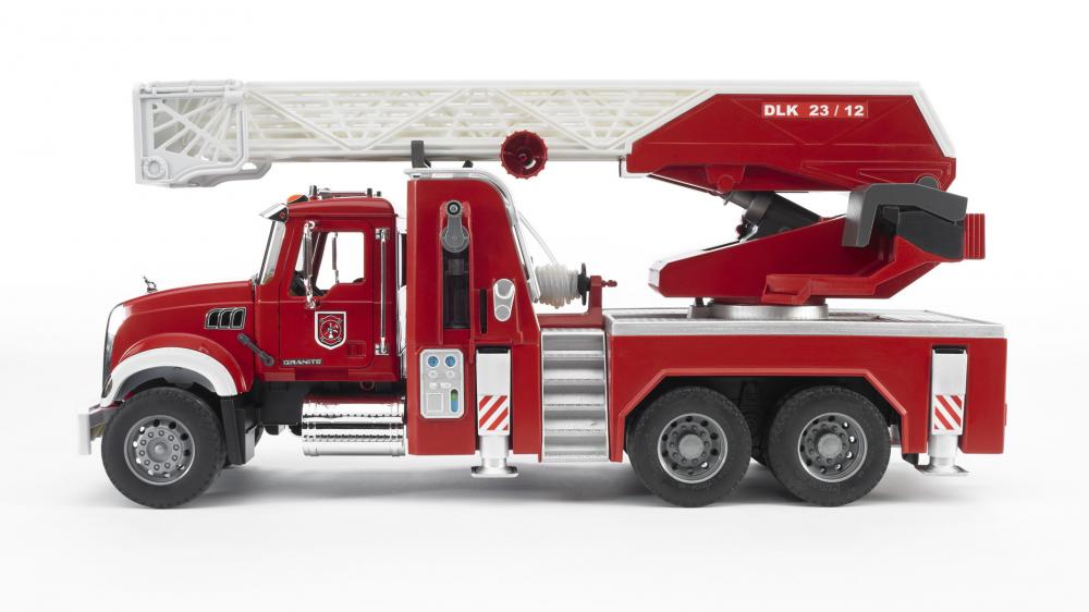Bruder Spielfahrzeug Feuerwehr MACK Granite Feuerwehr mit Drehleiter, Wasserpritze, L+S Modul 02821