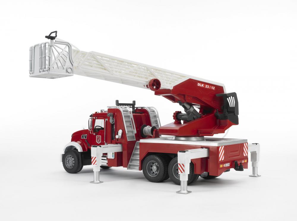 Bruder Spielfahrzeug Feuerwehr MACK Granite Feuerwehr mit Drehleiter, Wasserpritze, L+S Modul 02821
