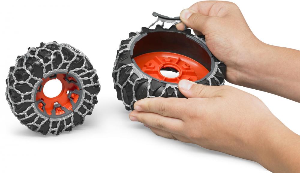 Bruder Spielfahrzeug Landwirtschaft Traktor Claas Axion 950 mit Schneeketten und Räumschild 03018