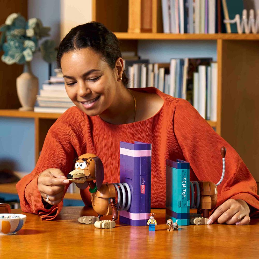 LEGO® Disney Pixar Toy Story: Slinky-Buchstützen 1311 Teile 43301