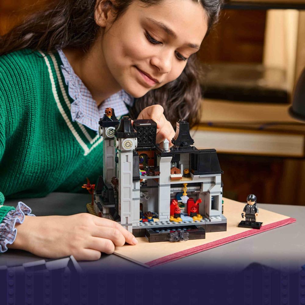 LEGO® Wednesday Nevermore Academy 890 Teile 76788